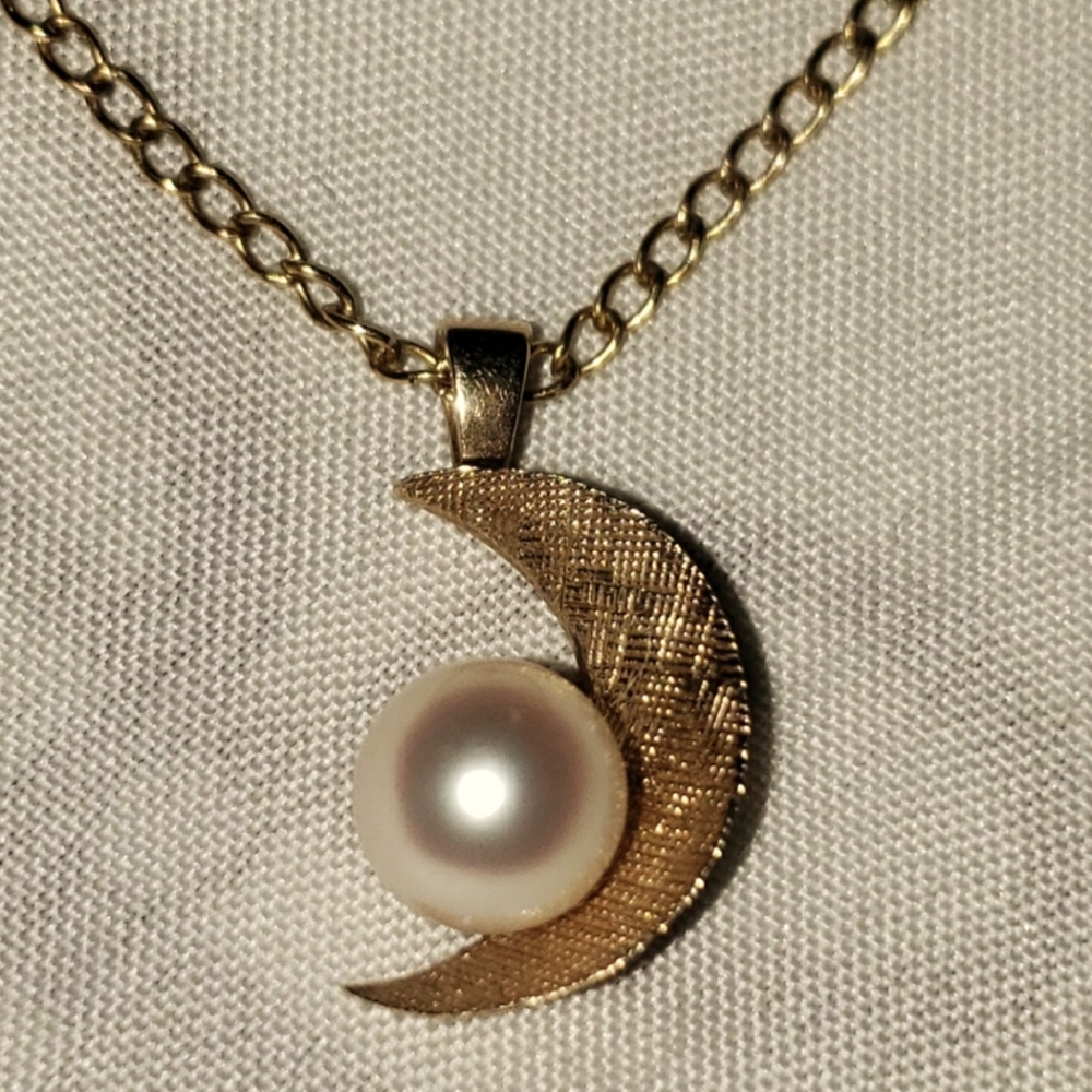 14k Gold Moon Pearl Pendant